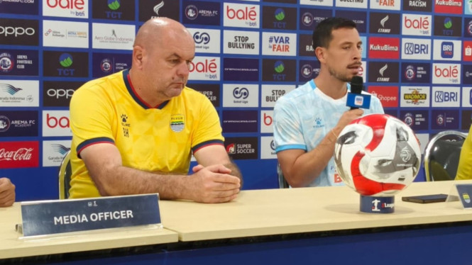 Bojan Hodak dan Thom Haye saat konferensi pers