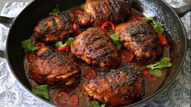 Ilustrasi ayam bakar yang sudah matang dan rasanya medok