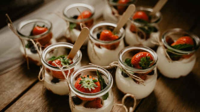 Puding buah yang pas disajikan dengan donat