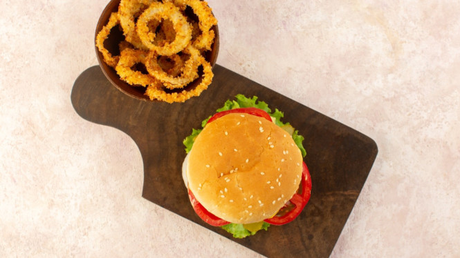 Burger dan onion ring yang pas disajikan bersama