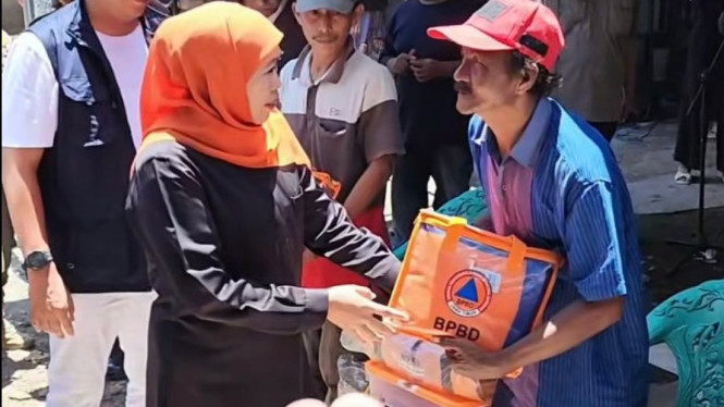 Gubernur Jatim saat mengunjungi korban gempa di Situbondo