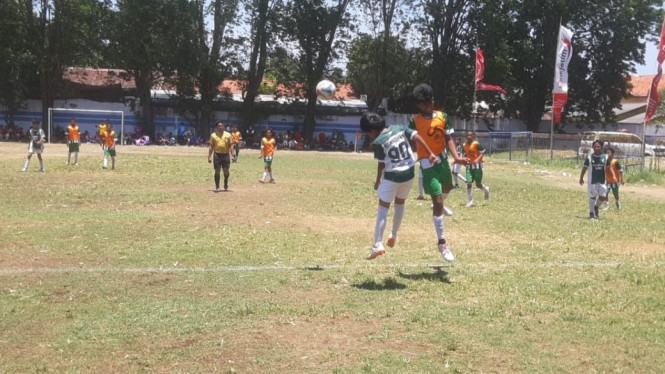 Pemain belakang Persega U12, Wisnu duel di udara