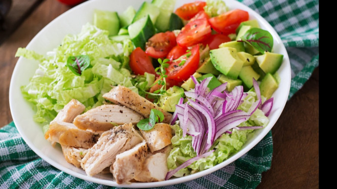 Salad sayur chicken pepperoni yang segar gurih dan kaya nutrisi