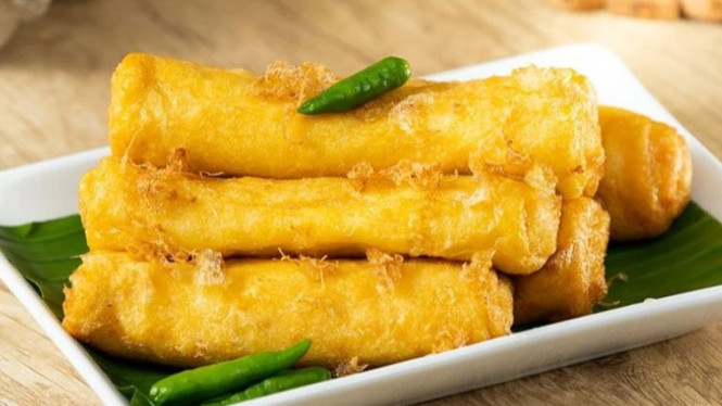Sosis solo yang masih hangat dan disantap dengan cabe rawit
