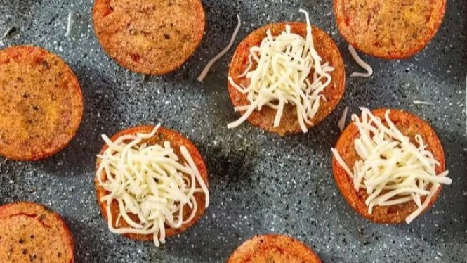 Tomat panggang keju sedang dimasak di atas loyang