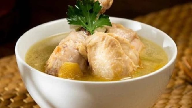 Sup ayam jahe yang hangat dan lezat