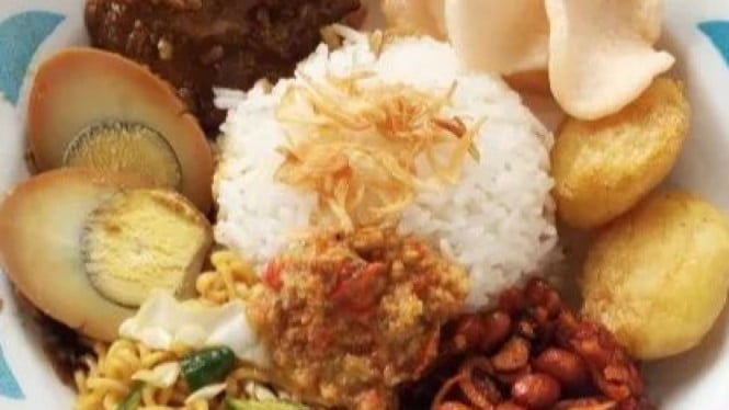 Ilustrasi nasi uduk Betawi yang disajikan dengan lauk komplit