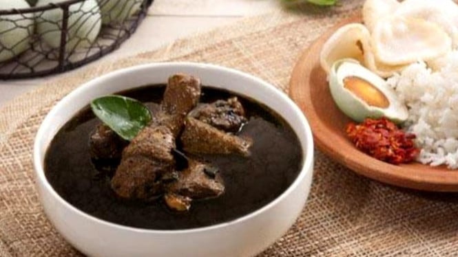 Rawon Ayam dengan kuah hitam gurih yang bikin selera makan naik.