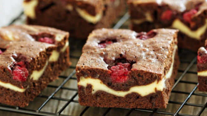 Lezatnya kue lembut red velvet cheesecake brownies