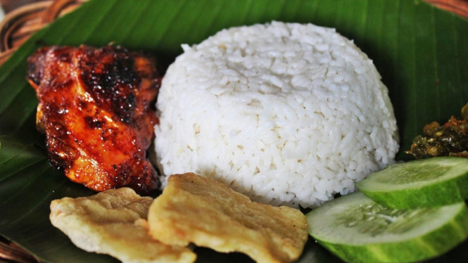 ayam bakar siap disantap beserta nasi