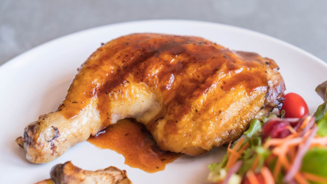 Ayam panggang madu mustard sebagai menu untuk keluarga