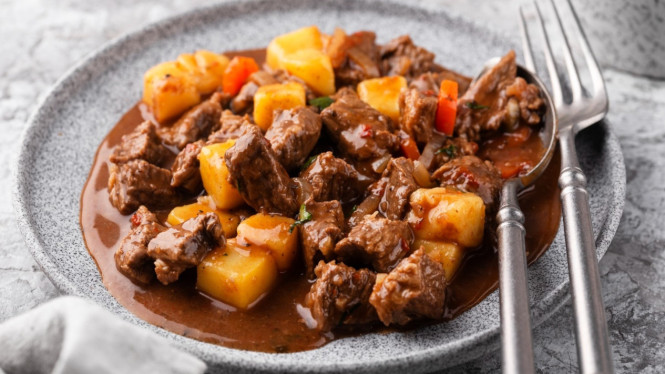 Tongseng yang siap disajikan di meja makan keluarga