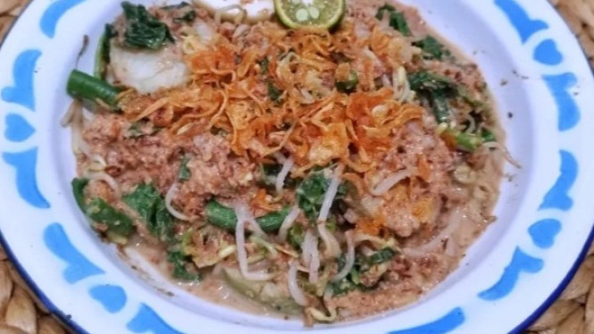 Tipat Cantok Khas Bali dengan Saus Kacang Gurih Pedas