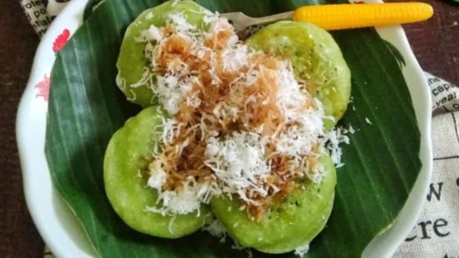 Laklak Khas Bali dengan Taburan Kelapa dan Gula Merah