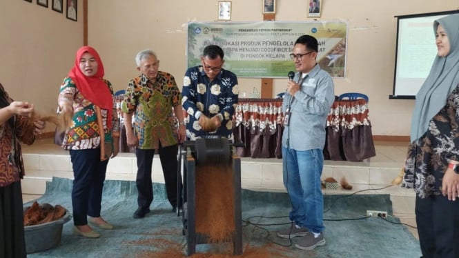 Proses Pengolahan limbah sabut kelapa di Bengkulu