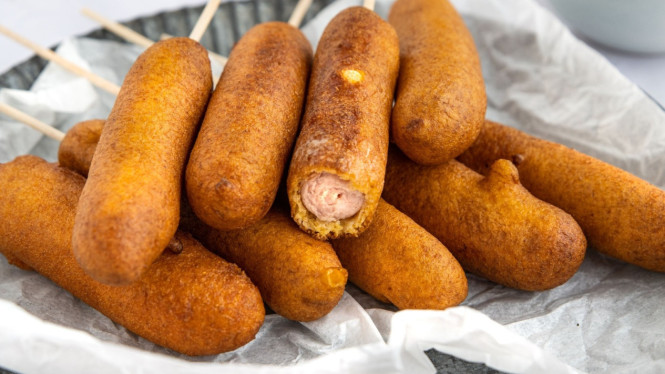 Corndog mozzarella yang renyah berwarna keemasan
