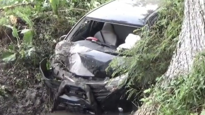 Diduga sopir ngantuk minibus terjun ke sungai