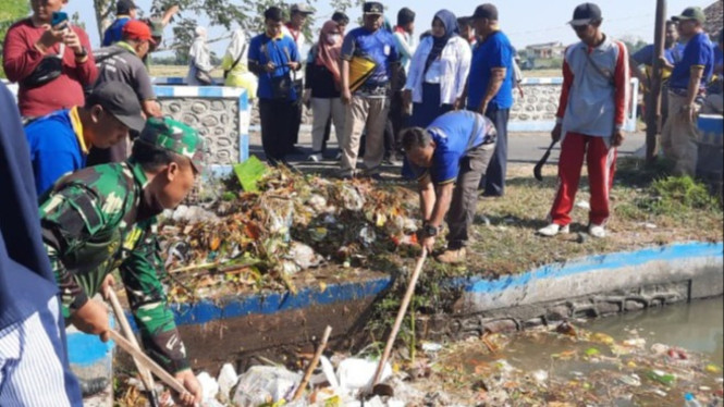 Aksi bebersih Sungai Situbondo