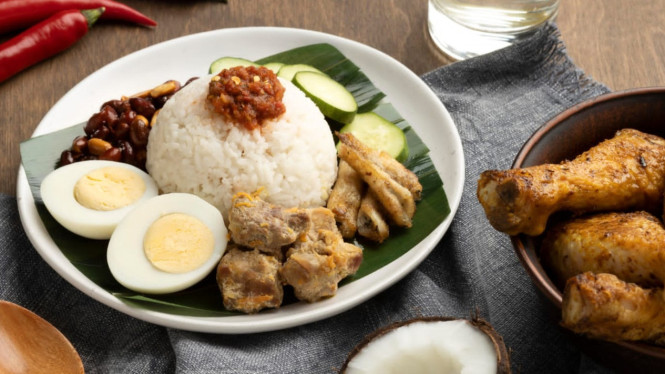 Nasi uduk gurih, lengkap dengan lauk tradisional yang menggugah selera
