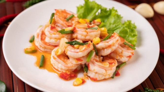Sajian hidangan lezat udang pedas daun jeruk