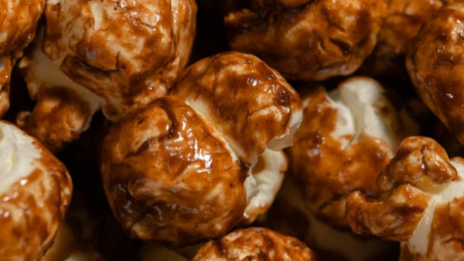 Camilan crunchy dan manis popcorn caramel