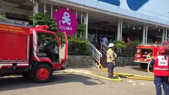 Restoran di Mal Ciplaz Klender terbakar
