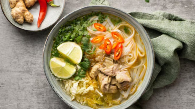 Hidangan soto ayam lezat dengan koya kerupuk