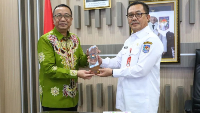 Kepala BSKDN Kemendagri menerima cenderamata dari Pemkab Jember