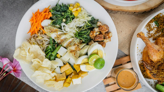 Gado-gado komplit siap dihidangkan