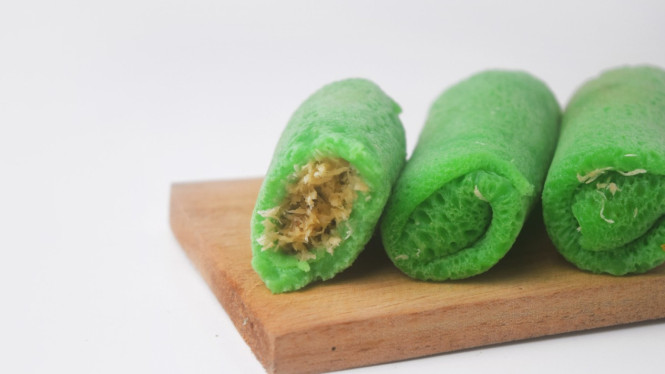 Dadar gulung isi kelapa manis dengan kulit yang lembut