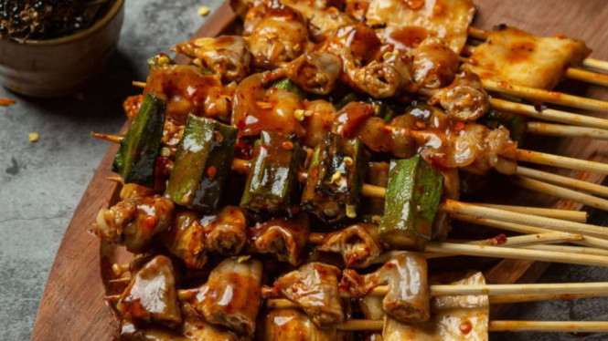 Hidangan sate ponorogo dengan sambal kacang