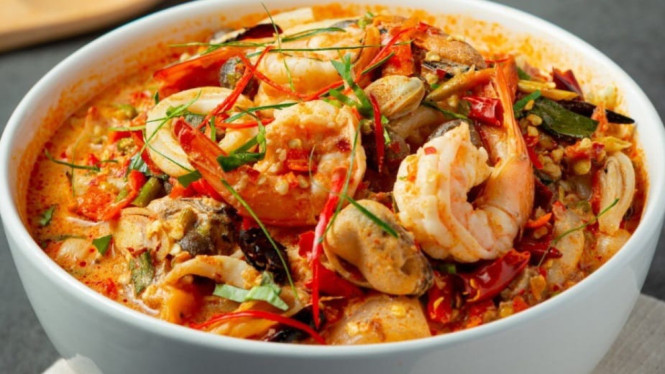 Hidangan seafood tomyam yang pedas dan segar