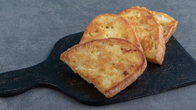 Roti goreng isian cokelat lumer, teman sempurna buat kopi sore kamu