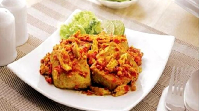 Tahu rica ayam suwir, teman nasi paling juara.