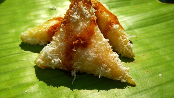 Lupis ketan segitiga dengan gula merah