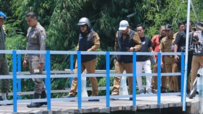 Bupati Probolinggo saat meninjau jembatan Seboro