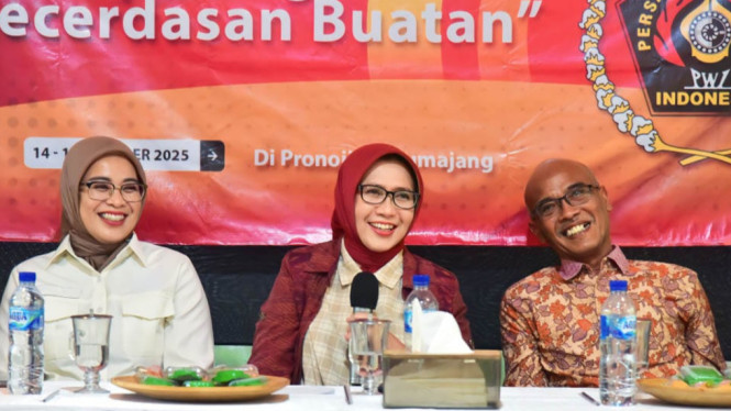 Bunda Indah saat kegiatan Peningkatan Kapasitas SDM PWI Lumajang 2025.