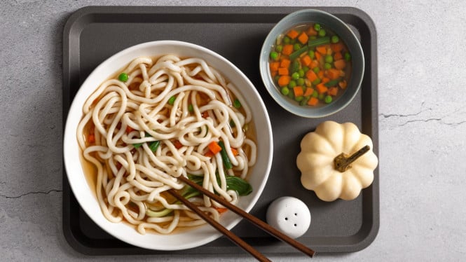 Udon kuah yang pas untuk menu sarapan segar