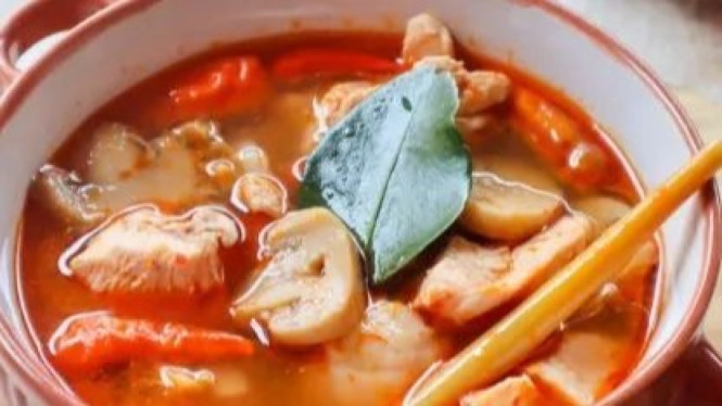 Ilustrasi tom yam khas Thailand dengan isian komplit