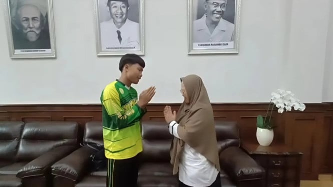 Kepsek SMAN 1 Cimarga dan Siswa Saling Memaafkan