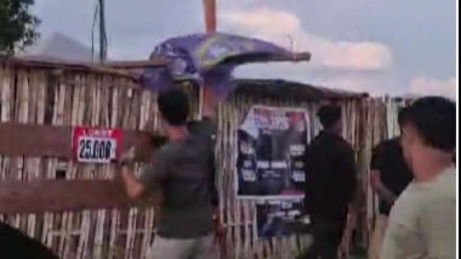 Massa serang dan rusak fasilitas loket karcis