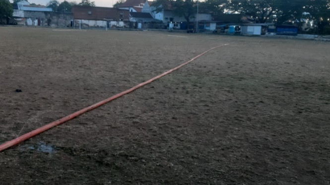 Upaya penyiraman lapangan RTH Bajulmati oleh Persega