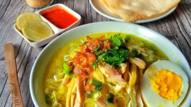 Kuahnya gurih, rempahnya wangi, dan taburan koyanya bikin spesial.