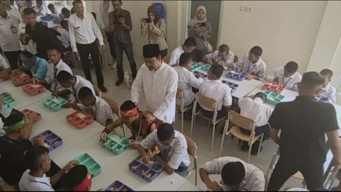 Mensos Saifullah Yusuf tinjau MBG Sekolah Rakyat Pontianak