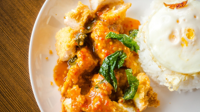 Nasi ayam woku untuk sajian keluarga