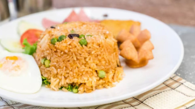 Hidangan lezat nasi gurih ayam pedas