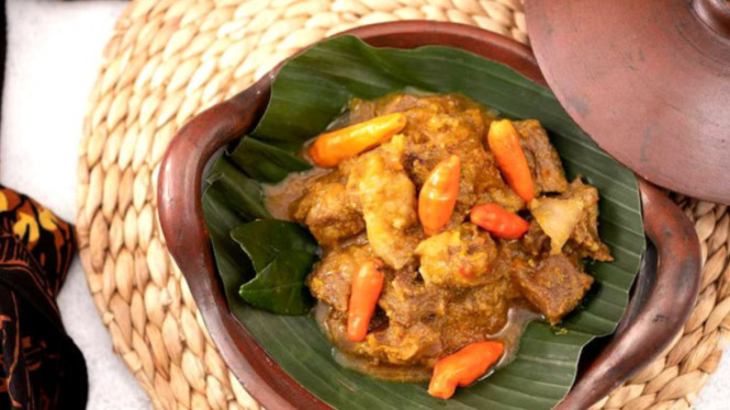 Makan nasi hangat paling nikmat ditemani oseng mercon daging sapi.