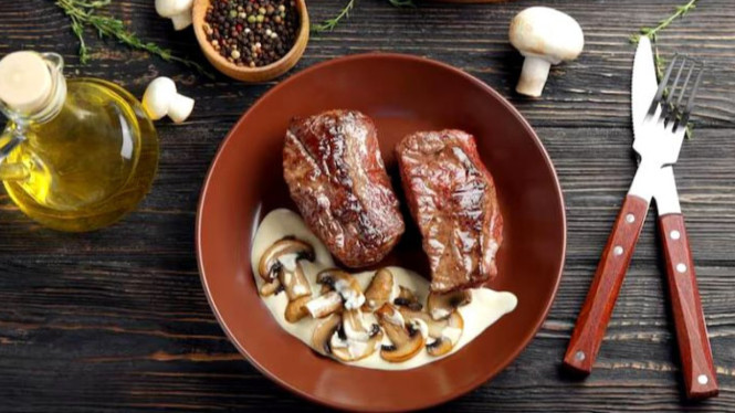 Harumnya mentega dan jamur bikin steak ini susah ditolak.
