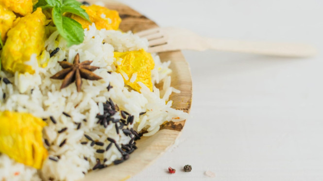 Wangi daun jeruk yang khas bikin nasi ini terasa lebih segar