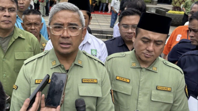 Wali Kota Bandung Farhan dan Wawali Erwin beri keterangan